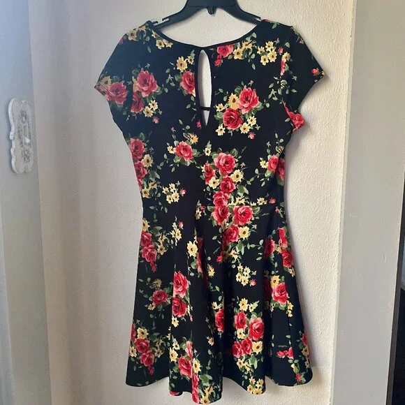 Mandy K cap sleeve dress - Picture 2 of 2